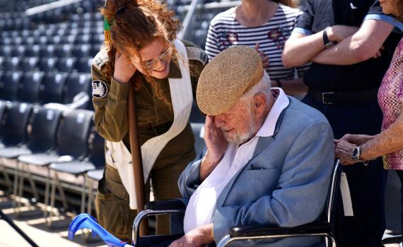 שורד השואה הגיע לראות את נכדתו במדי צה"ל. צפו|