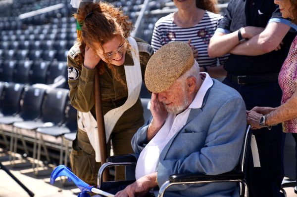 שורד השואה הגיע לראות את נכדתו במדי צה"ל. צפו|