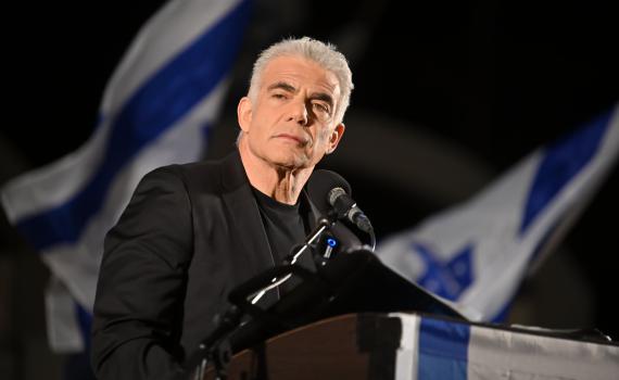 יאיר לפיד נגד יריב לוין: ”כאחרוני בריוני לה פמיליה”