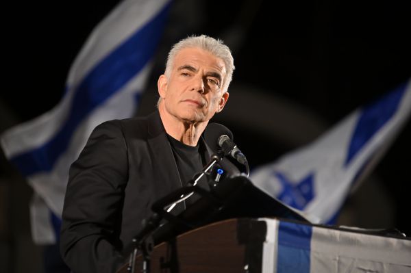 יאיר לפיד נגד יריב לוין: ”כאחרוני בריוני לה פמיליה”