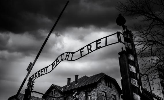 "כמה מעשים טובים אפשר לעשות בלילה באושוויץ?"