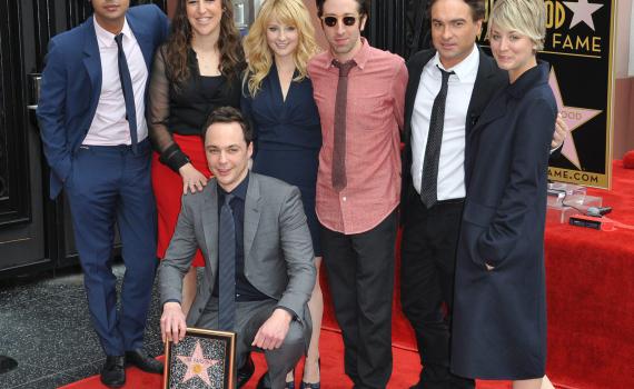 כוכבת המפץ הגדול: "שולחת חיזוק לתושבי 'קריית ביאליק'"