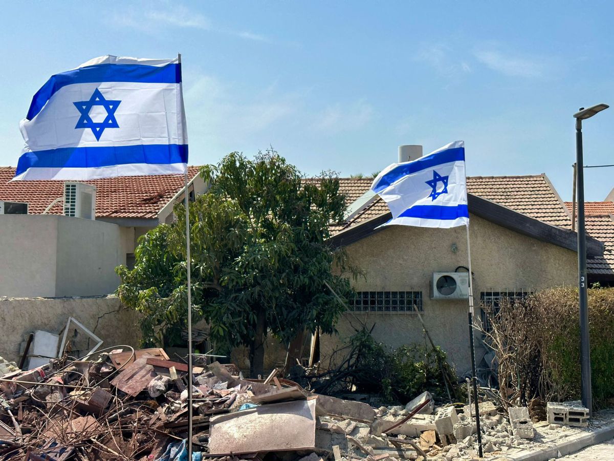 הבית ספג פגיעה ישירה: בעירייה הניפו דגלים