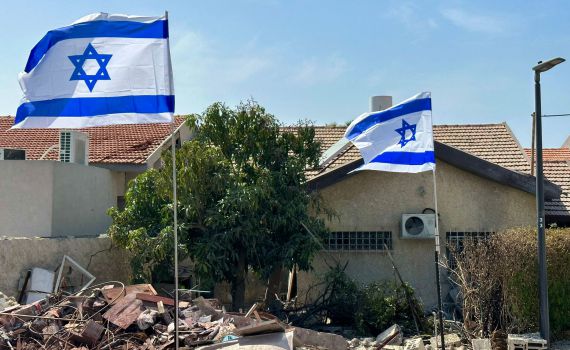 הבית ספג פגיעה ישירה: בעירייה הניפו דגלים