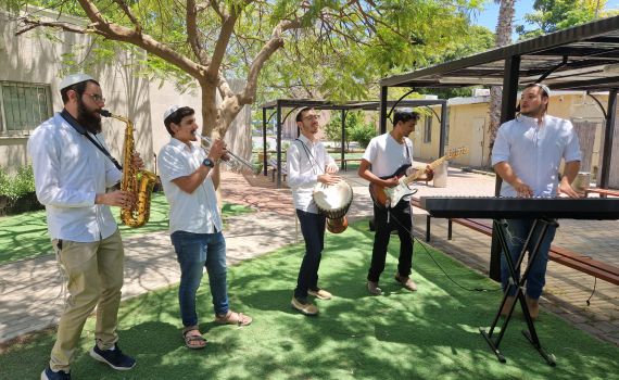 צפו: ישיבת בית שאן במחרוזת שירי מתן תורה