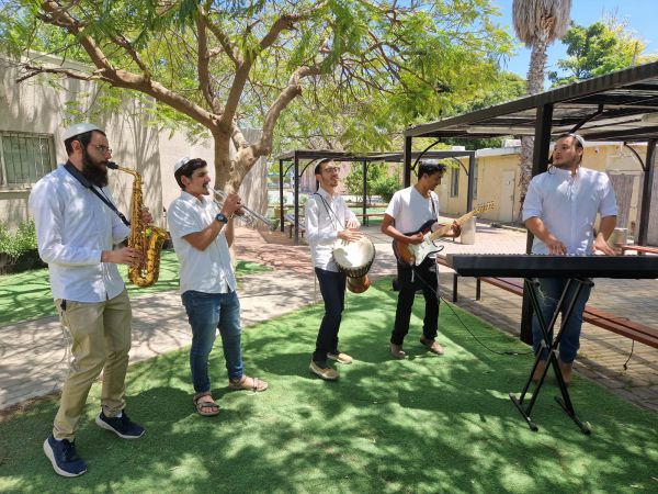 צפו: ישיבת בית שאן במחרוזת שירי מתן תורה