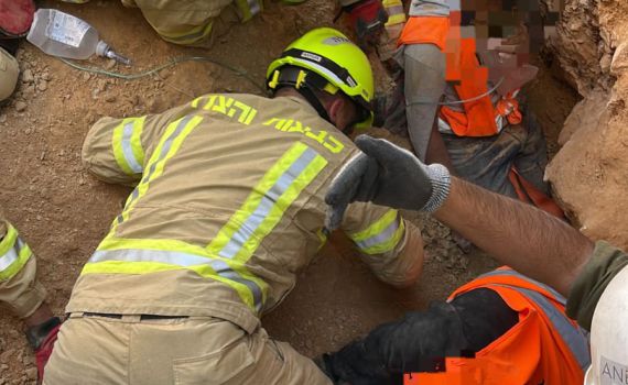 אחרי 4 שעות חולצו שני הפועלים שנלכדו במפולת עפר