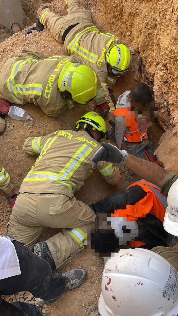 אחרי 4 שעות חולצו שני הפועלים שנלכדו במפולת עפר