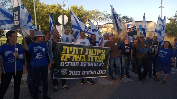 אופסי: ערוץ 14 פרגן לאחים לנשק ומיד חזר בו