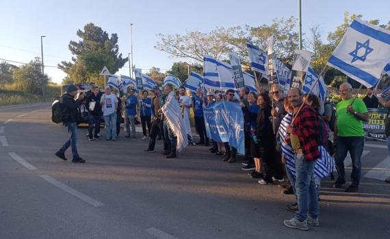 מפגינים מול סמוטריץ': "ציונות דתית נושאת בנטל"