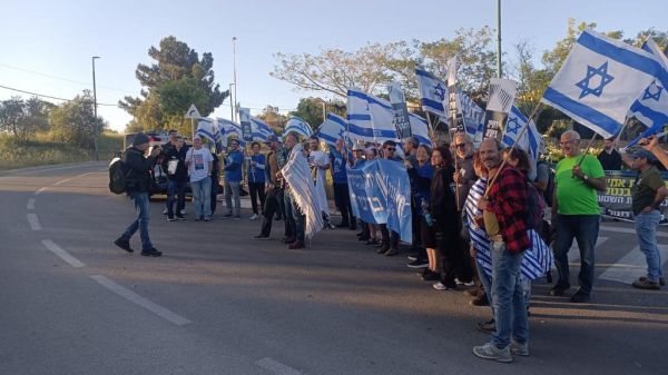 מפגינים מול סמוטריץ': "ציונות דתית נושאת בנטל"