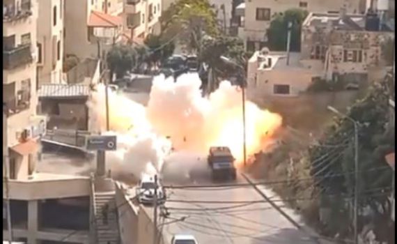 צפו: מחבל השליך מטען לעבר לוחמים; חייל נפצע קל