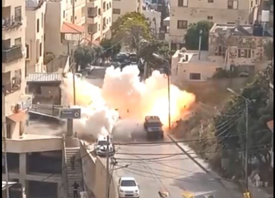 צפו: מחבל השליך מטען לעבר לוחמים; חייל נפצע קל