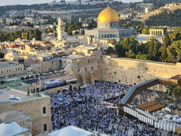 המצעד עבר בשלום: החלה התפילה החגיגית בכותל