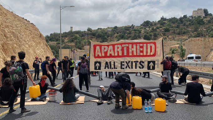 לפני מצעד הדגלים: פעילים חסמו את כביש המנהרות