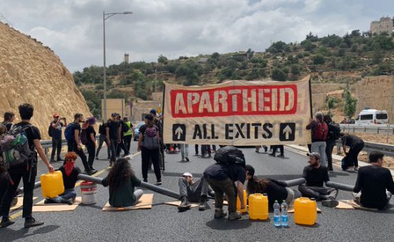 לפני מצעד הדגלים: פעילים חסמו את כביש המנהרות