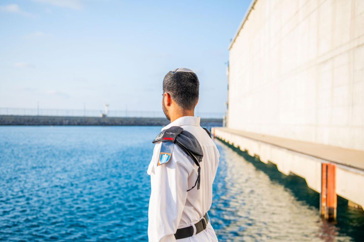 צוללן סרוג בטור מיוחד על הקורס החשאי מתחת למים