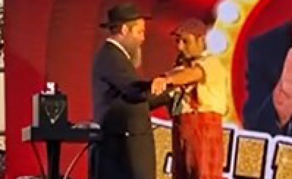 כוכב הילדים הוותיק עצר את המופע והניח תפילין. צפו