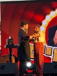 כוכב הילדים הוותיק עצר את המופע והניח תפילין. צפו