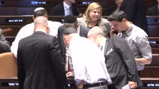דרמה בכנסת: המקום של השר עלה באש. צפו