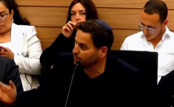 היועץ הסרוג של נתניהו איים על הח"כים ועורר מהומה