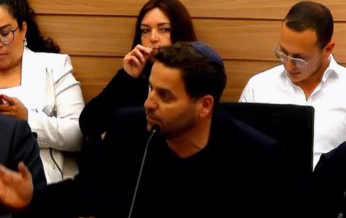 היועץ הסרוג של נתניהו איים על הח"כים ועורר מהומה