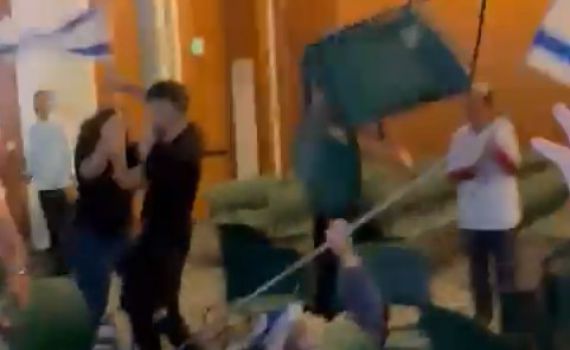 קטטה אלימה בכנס בהשתתפות ניר ברקת. צפו