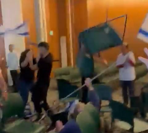 קטטה אלימה בכנס בהשתתפות ניר ברקת. צפו