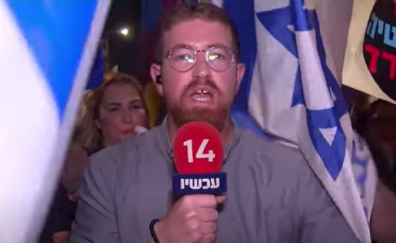 דגלים בראש ודחיפות: כתב ערוץ 14 הותקף בשידור. צפו