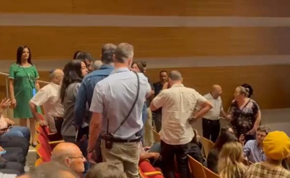 צפו: מפגינים פוצצו את נאומה של עידית סילמן