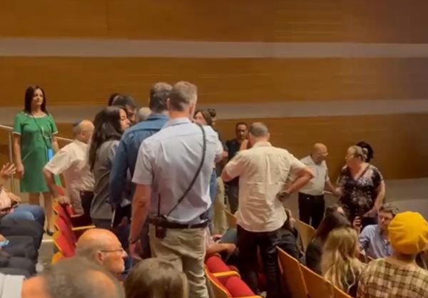 צפו: מפגינים פוצצו את נאומה של עידית סילמן