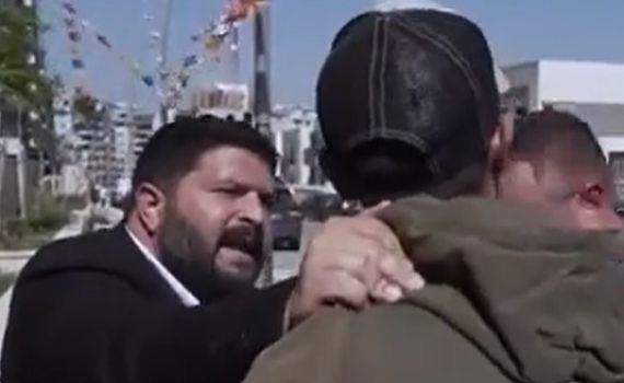 צפו: התפרץ לשידור ותקף את אלמוג כהן