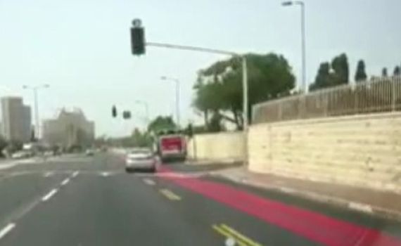 סוטה מהדרך ומתנגש: תיעוד תאונת האוטובוס בחיפה.צפו