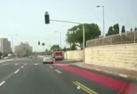 סוטה מהדרך ומתנגש: תיעוד תאונת האוטובוס בחיפה.צפו