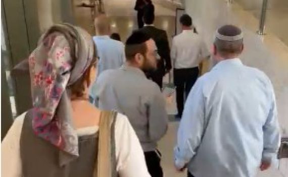 צפו: ההתעלמות של אבי מעוז מנחמה תאנה