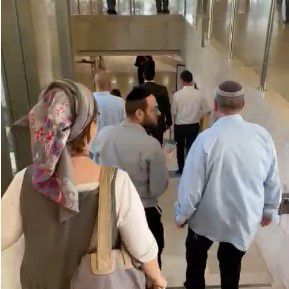 צפו: ההתעלמות של אבי מעוז מנחמה תאנה