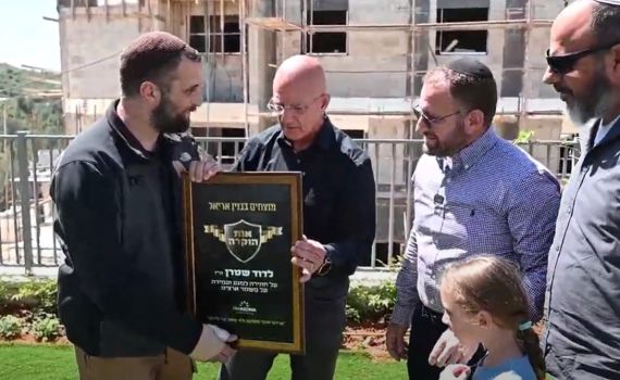 ניצול הפיגוע קבע מזוזה בפרויקט החדש באריאל