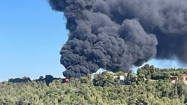 צפו: 10 נפגעים בשריפת ענק במפעל במצובה