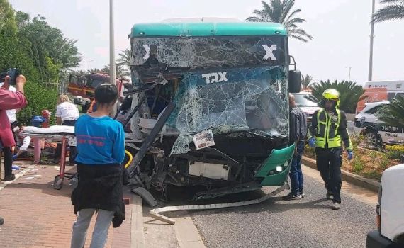 חיפה: אוטובוס התנגש בחומה; לפחות 12 פצועים
