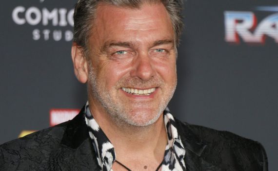 השחקן וכוכב "מארוול" ריי סטיבנסון הלך לעולמו