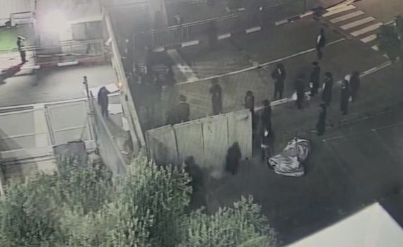 באישון לילה: חרדים ניסו להתפרץ לכלא רמלה | צפו