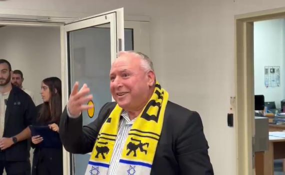 צפו: הלבוש החגיגי של השר אמסלם בישיבת הממשלה