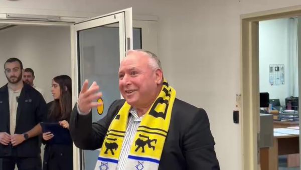 צפו: הלבוש החגיגי של השר אמסלם בישיבת הממשלה