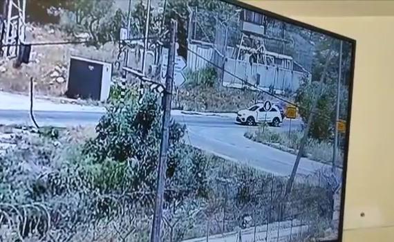 תיעוד הפיגוע בחרמש: רכב המחבלים נעצר, יורה ונמלט