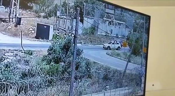 תיעוד הפיגוע בחרמש: רכב המחבלים נעצר, יורה ונמלט