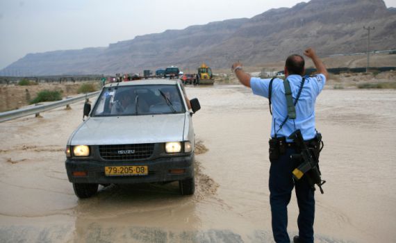 בשל הצפות: כביש 90 נחסם לתנועה לכל הכיוונים