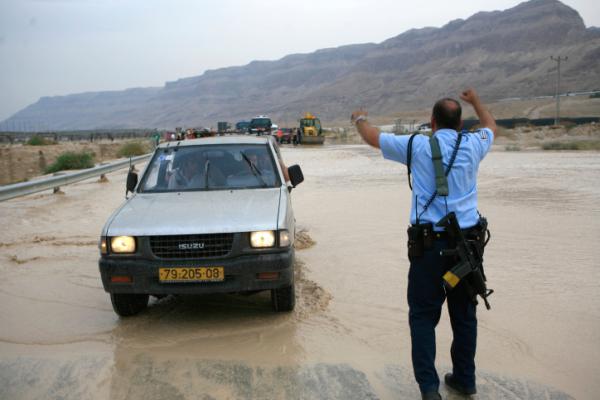 בשל הצפות: כביש 90 נחסם לתנועה לכל הכיוונים