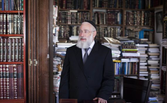 גורמים פוליטיים מבהירים: גיל הרב הראשי לא ישונה