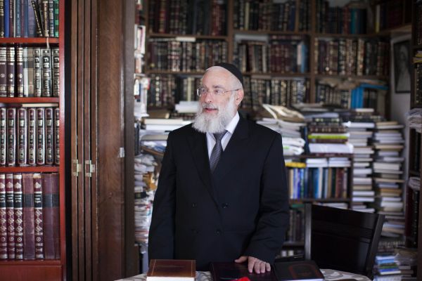 גורמים פוליטיים מבהירים: גיל הרב הראשי לא ישונה