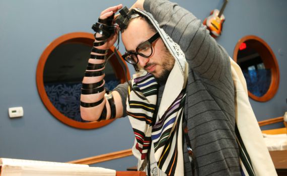 זמר חרדי מוכר חושף: עברתי תקיפה מינית. צפו